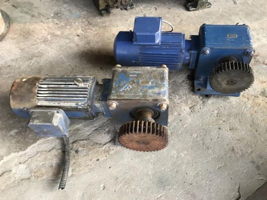 ขายมอเตอร์เกียร์เพลาออกข้าง Hyponic drive Sumitomo 3HP. 380V อัตราทด 1:60 มีระบบเบรคในตัว เพลาออกประมาณ 24รอบต่อนาที สภาพสวยเดิมๆ หมุนนิ่ม พร้อมใช้งาน ชุดนี้ขอขายเป็นคู่นะครับ(ออกจากเครื่องตัวเดียวกัน) ราคาคู่ละ 18,500 บาท