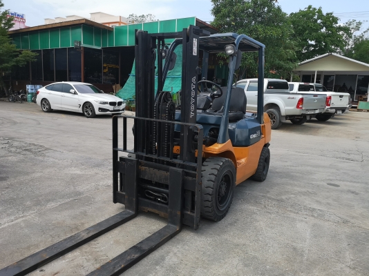 รถยกโตโยต้ารุ่น 7 ร้ำหนักยก 3 ตัน เสาสูง 3 เมตรเข้าตู้ เครื่องดีเซล เกียร์ธรรมดา