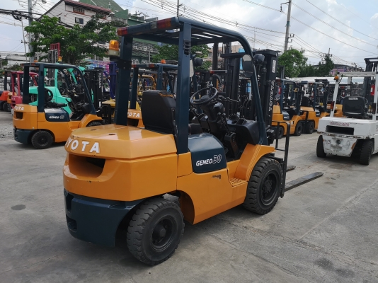 รถยกโตโยต้ารุ่น 7 ร้ำหนักยก 3 ตัน เสาสูง 3 เมตรเข้าตู้ เครื่องดีเซล เกียร์ธรรมดา