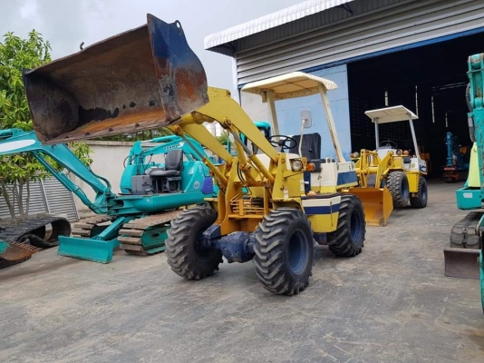 รถตัก KOMATSU WA30-2 เก่าญี่ปุ่นสภาพดี ขนาด0.3คิว ขับเคลื่อน4&times;4 ฟูลไทม์ เครื่องยนต์KOMATSU3D84 สุดประหยัด อัตรากำลังสูง สลักQCแต้มแดงจากโรงงานยังอยู่ เหมาะสำหรับร้านวัสดุก่อสร้าง ทั่วไป หรือใช้ตักวัสดุ วิ่งง่ายคล่องตัวมาก ที่แคบแคบใช้งานได้ ราคา385,