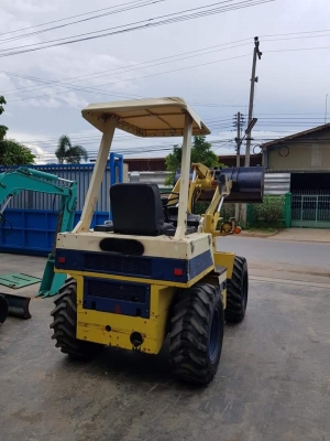 รถตัก KOMATSU WA30-2 เก่าญี่ปุ่นสภาพดี ขนาด0.3คิว ขับเคลื่อน4&times;4 ฟูลไทม์ เครื่องยนต์KOMATSU3D84 สุดประหยัด อัตรากำลังสูง สลักQCแต้มแดงจากโรงงานยังอยู่ เหมาะสำหรับร้านวัสดุก่อสร้าง ทั่วไป หรือใช้ตักวัสดุ วิ่งง่ายคล่องตัวมาก ที่แคบแคบใช้งานได้ ราคา385,