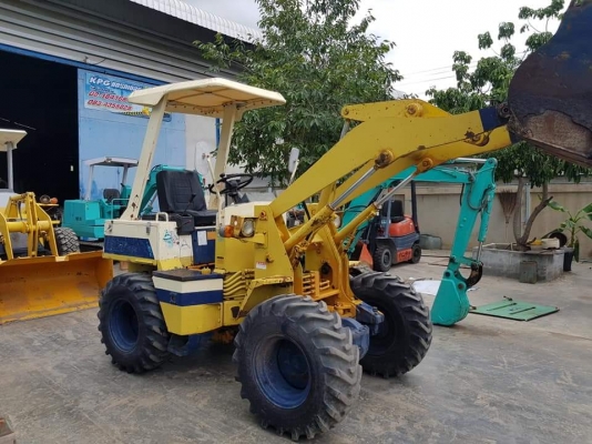 รถตัก KOMATSU WA30-2 เก่าญี่ปุ่นสภาพดี ขนาด0.3คิว ขับเคลื่อน4&times;4 ฟูลไทม์ เครื่องยนต์KOMATSU3D84 สุดประหยัด อัตรากำลังสูง สลักQCแต้มแดงจากโรงงานยังอยู่ เหมาะสำหรับร้านวัสดุก่อสร้าง ทั่วไป หรือใช้ตักวัสดุ วิ่งง่ายคล่องตัวมาก ที่แคบแคบใช้งานได้ ราคา385,