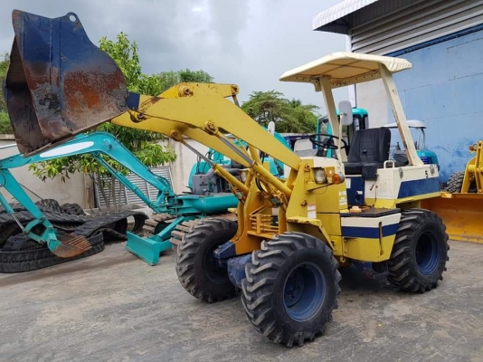รถตัก KOMATSU WA30-2 เก่าญี่ปุ่นสภาพดี ขนาด0.3คิว ขับเคลื่อน4&times;4 ฟูลไทม์ เครื่องยนต์KOMATSU3D84 สุดประหยัด อัตรากำลังสูง สลักQCแต้มแดงจากโรงงานยังอยู่ เหมาะสำหรับร้านวัสดุก่อสร้าง ทั่วไป หรือใช้ตักวัสดุ วิ่งง่ายคล่องตัวมาก ที่แคบแคบใช้งานได้ ราคา385,