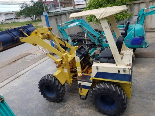 รถตัก KOMATSU WA30-2 เก่าญี่ปุ่นสภาพดี ขนาด0.3คิว ขับเคลื่อน4&times;4 ฟูลไทม์ เครื่องยนต์KOMATSU3D84 สุดประหยัด อัตรากำลังสูง สลักQCแต้มแดงจากโรงงานยังอยู่ เหมาะสำหรับร้านวัสดุก่อสร้าง ทั่วไป หรือใช้ตักวัสดุ วิ่งง่ายคล่องตัวมาก ที่แคบแคบใช้งานได้ ราคา385,