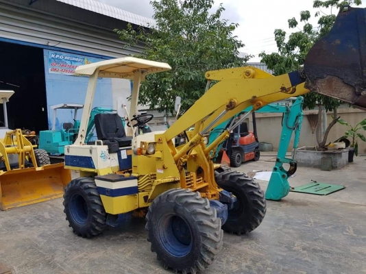 รถตัก KOMATSU WA30-2 เก่าญี่ปุ่นสภาพดี ขนาด0.3คิว ขับเคลื่อน4&times;4 ฟูลไทม์ เครื่องยนต์KOMATSU3D84 สุดประหยัด อัตรากำลังสูง สลักQCแต้มแดงจากโรงงานยังอยู่ เหมาะสำหรับร้านวัสดุก่อสร้าง ทั่วไป หรือใช้ตักวัสดุ วิ่งง่ายคล่องตัวมาก ที่แคบแคบใช้งานได้ ราคา385,