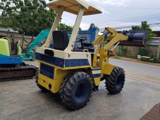 รถตัก KOMATSU WA30-2 เก่าญี่ปุ่นสภาพดี ขนาด0.3คิว ขับเคลื่อน4&times;4 ฟูลไทม์ เครื่องยนต์KOMATSU3D84 สุดประหยัด อัตรากำลังสูง สลักQCแต้มแดงจากโรงงานยังอยู่ เหมาะสำหรับร้านวัสดุก่อสร้าง ทั่วไป หรือใช้ตักวัสดุ วิ่งง่ายคล่องตัวมาก ที่แคบแคบใช้งานได้ ราคา385,