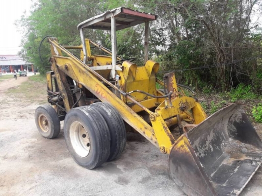 ขาย 69,000 รถตัก KOMATSU SD 20 เครื่องดี เกียร์แรง ยางดี รถพร้อมใช้งาน เอกสารหนังสือสัญญาซื้อขาย รถอยู่ ขอนแก่น 090-772-3710 090-772-3708