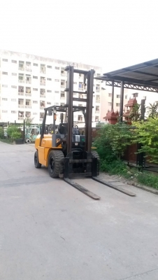 ขายรถยกโฟร์คลิฟท์ยี่ห้อ TCM 5 ตัน เสาสูง5 เมตร