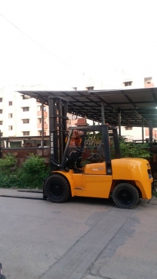 ขายรถยกโฟร์คลิฟท์ยี่ห้อ TCM 5 ตัน เสาสูง5 เมตร