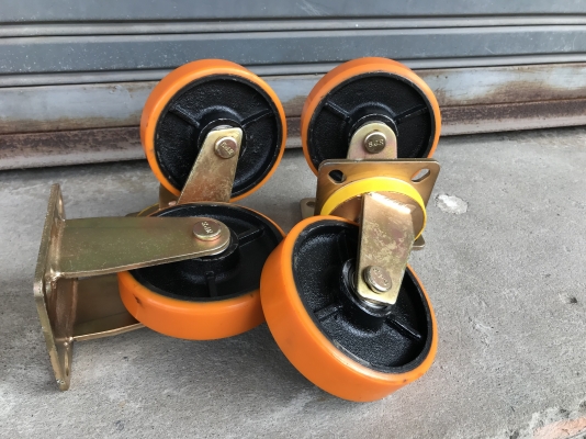 ขายล้อเลื่อนยูนิเทรน ขนาด 6นิ้ว ชุดละ 4ตัว แบบเป็น 2ตัว แบบตาย 2ตัว ของใหม่มีหลายชุดครับ ราคาชุดละ 2,400บาทพร้อมส่ง