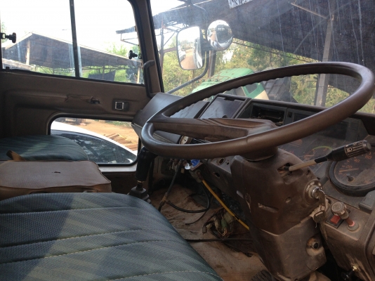 HINO HH 260 HP EK100 รถหางปลาสิบล้อ 2 เพลา ใช้ลาก CAT 320 ได้สบายครับไม่มีปัญหา ช่วงล่างคัชซีใหญ่สวยไม่มีบวม เครื่องแห้งแรงดี ภายในเก๋งคอนโซลครบพร้อม พวงมาลัยเพาเวอร์ เบรคทริ๊ปฟี้ ยางสภาพดี 10 เส้นประมาณ 70\% พร้อมลากพร้อมบรรทุกได้เลย เอกสารทะเบียนครบพร้อม