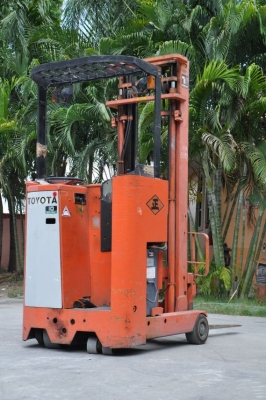 ขายFORKLIFT TOYOTA ไฟฟ้า1ตัน เสาสูง4.5เมตร สภาพสวยเดิมจากญี่ปุ่น 39,000 เท่านั้น