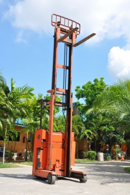 ขายFORKLIFT TOYOTA ไฟฟ้า1ตัน เสาสูง4.5เมตร สภาพสวยเดิมจากญี่ปุ่น 39,000 เท่านั้น