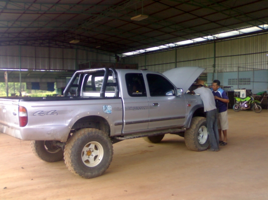 ขายFORD โฟวิลปี04เครื่อง2500โบว์แต่งยกสูงสภาพสวยมากๆคับ ขายFORD โฟวิลปี04เครื่อง2500โบว์แต่งยกสูงสภาพสวยมากๆคับ