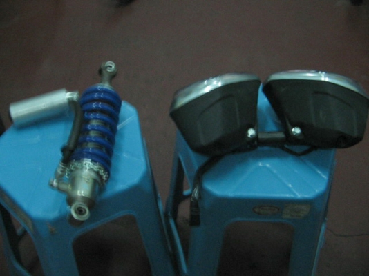 ขาย ไฟหน้าพร้อมโช็คหลัง ยี่ห้อ Triumph รุ่น Street Triple R ปี 1012 ราคา 6,500