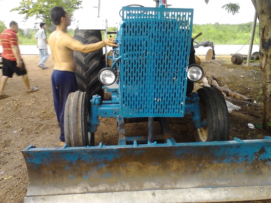 ขายรถไถด่วนสภาพ 99\% รถไถ Ford 6600   แท้ๆเลย   พร้อมใช้งาน ราคาต่อรองได้ พร้อมทะเบียนพร้อมชุดโอน