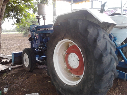 ขายรถไถด่วนสภาพ 99\% รถไถ Ford 6600   แท้ๆเลย   พร้อมใช้งาน ราคาต่อรองได้ พร้อมทะเบียนพร้อมชุดโอน