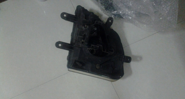 โคมไฟหน้าดีแม๊กข้างขวาครับ