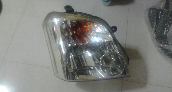 โคมไฟหน้าดีแม๊กข้างขวาครับ