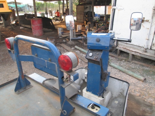 รหัส:13001058รถลากมีไฟหน้าหลังมีไฟเลี้ยวน้ำหนัง2,000kg.มี3ล้อwww.nihonmono.com