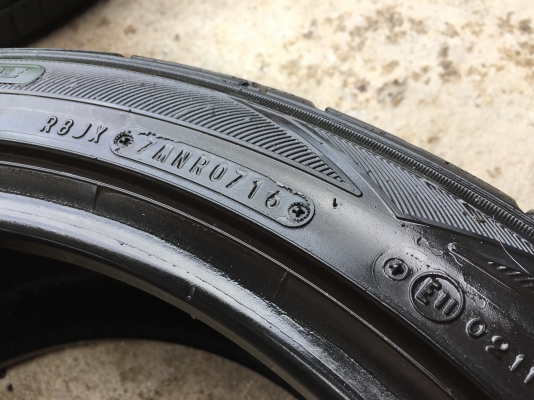 ยาง FALKEN 245-40-18 ปี 16 2 เส้น 2000 ไม่มีปะไม่บวมไม่กินข้างดอกยางเหลือเยอะเอาไปวิ่งกันใด้อีกยาวค่