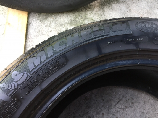 ยาง Michelin 235-55-17 ปี 16 2 เส้น 1300 สวยๆไม่มีปะไม่บวมไม่กินข้างดอกยางเหลือเยอะเอาไปวิ่งกันใด้อี