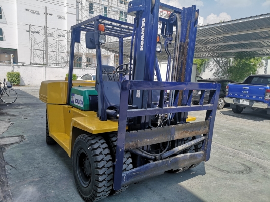 รถยกโคมัสสึรุ่น 6 น้ำหนักยก 8 ตัน เสาสูง 3 เมตร เครื่องดีเซล เกียร์ออโต้