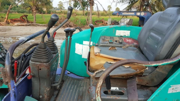 ขายรถขุด KOMATSU PC30FR-1 เครื่องKomatsu เครื่องยนต์3D82 ขนาด 3 สูบ คอนโทรลน้ำมัน ปั้มนิ้ว แทรคเหล็ก ใบมีด มีหลังคา รถเก่าบริษัท สภาพพร้อมใช้งาน (มีลายเจาะ ขายพร้อมหัวกระแทกและบุ้งกี๋)