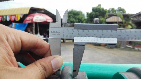 เครื่องกดลายรีดรอนแผ่นมือหมุน หน้ากว้าง 95 cm มีลูกกดลาย 6 ชุด ใช้กดแผ่นเหล็ก/สแตนเลส