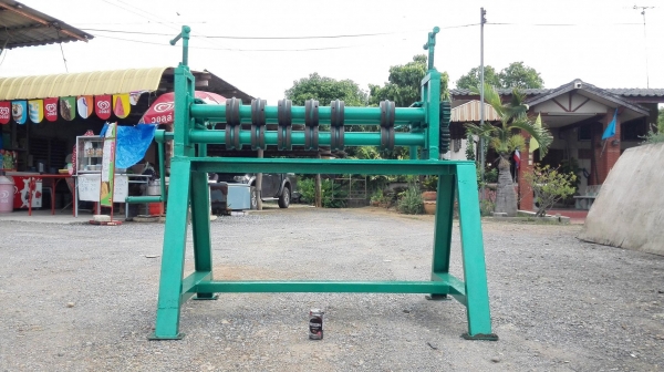 เครื่องกดลายรีดรอนแผ่นมือหมุน หน้ากว้าง 95 cm มีลูกกดลาย 6 ชุด ใช้กดแผ่นเหล็ก/สแตนเลส
