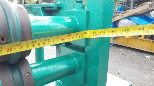 เครื่องกดลายรีดรอนแผ่นมือหมุน หน้ากว้าง 95 cm มีลูกกดลาย 6 ชุด ใช้กดแผ่นเหล็ก/สแตนเลส