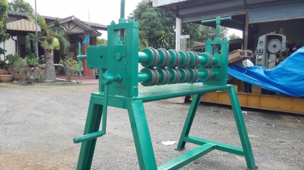 เครื่องกดลายรีดรอนแผ่นมือหมุน หน้ากว้าง 95 cm มีลูกกดลาย 6 ชุด ใช้กดแผ่นเหล็ก/สแตนเลส เครื่องกดลายรีดรอนแผ่นมือหมุน หน้ากว้าง 95 cm มีลูกกดลาย 6 ชุด ใช้กดแผ่นเหล็ก/สแตนเลส