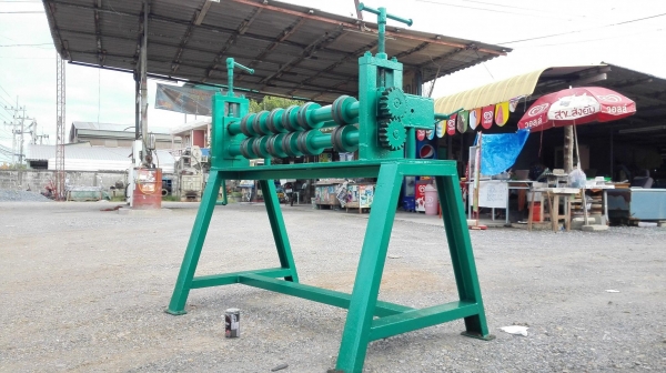 เครื่องกดลายรีดรอนแผ่นมือหมุน หน้ากว้าง 95 cm มีลูกกดลาย 6 ชุด ใช้กดแผ่นเหล็ก/สแตนเลส