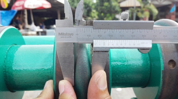 เครื่องกดลายรีดรอนแผ่นมือหมุน หน้ากว้าง 95 cm มีลูกกดลาย 6 ชุด ใช้กดแผ่นเหล็ก/สแตนเลส