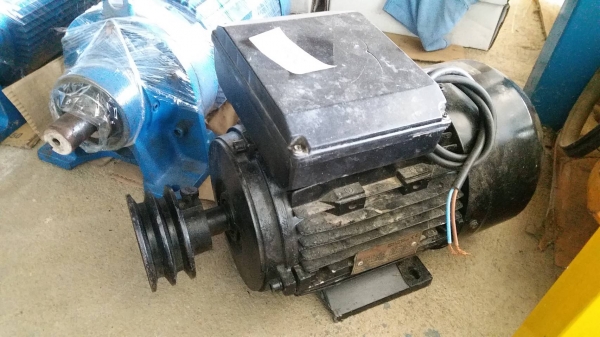 มอเตอร์ ยี่ห้อ Crompton ขนาด 5.5 แรง ไฟ 220V รอบ 1400  สภาพดี ใช้งานได้ดีปกติ ราคา 5,500 บาท ไม่รวมส่งค่ะ  มีตัวเดียว