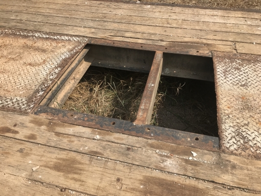 ขายกะบะบรรทุกแม็คโคร200ได้หรือรถเกี่ยวก็ได้ ราคา59000อยู่กำแพงเพชร  0988500292