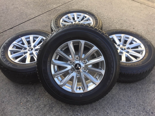 ขายล้อป้ายแดง TRITON ขอบ17 พร้อมยาง DUNLOP AT20 245-65-17 ปี18 ชุดละ 15,500 บาท