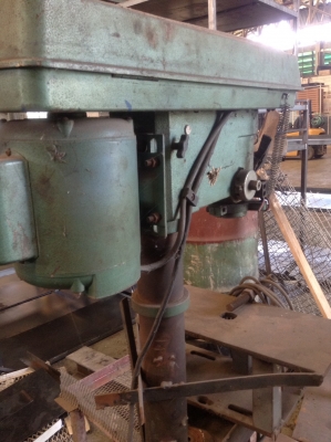 เครื่องเลื่อย และเครื่องสว่าน เครื่องเลื่อย และเครื่องสว่าน