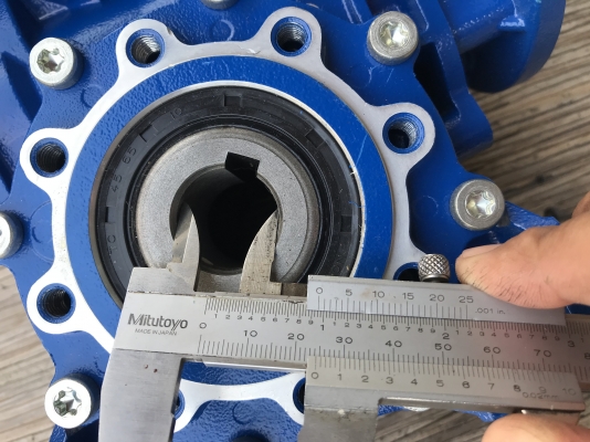 ขายหัวเกียร์ทดรอบ Motovario อัตราทด 1:30 made in Italy ของใหม่ไม่เคยใช้งาน ราคา 1,800 บาท