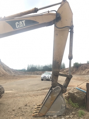 ขายแบคโฮ 3 คัน โกเบ 300 โกเบ 310 ขาเฟรมฉีก CAT320-2.2 คันยังสตาร์ทได้ยังโอเคอยู่มีเล่มทุกคันขายราคา 700,000 คอมนอก