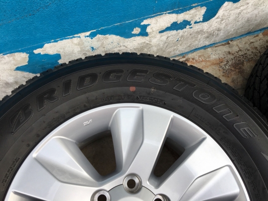 ล้อแม็กป้ายแดง Toyota Revo ขอบ 17 พร้อมยางใหม่ป้ายแดง 265-65-17 Bridgestone ปี 18 สวยกริ๊บ เส้นสีจัดจ้าน