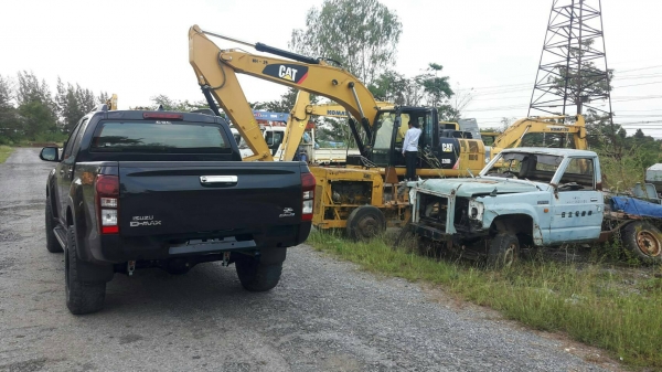 ขายรถแบคโฮ CAT 320 D2 ไมล์ 1000 ชม.ราคา 2700000 ขายรถแบคโฮ CAT 320 D2 ไมล์ 1000 ชม.ราคา 2700000