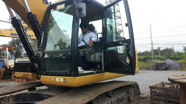 ขายรถแบคโฮ CAT 320 D2 ไมล์ 1000 ชม.ราคา 2700000 ขายรถแบคโฮ CAT 320 D2 ไมล์ 1000 ชม.ราคา 2700000