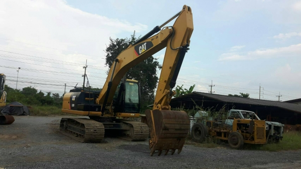 ขายรถแบคโฮ CAT 320 D2 ไมล์ 1000 ชม.ราคา 2700000 ขายรถแบคโฮ CAT 320 D2 ไมล์ 1000 ชม.ราคา 2700000