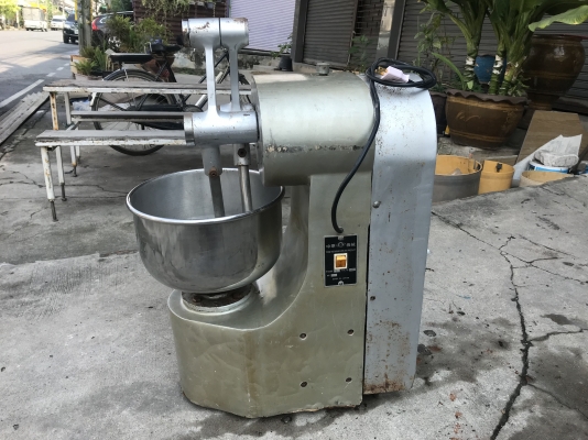 ขายเครื่องนวดแป้ง 2แขน ขนาด 5Kg. มอเตอร์ Mitsubishi 1/2HP. 220V ไฟบ้าน สภาพสวย หมุนนิ่ม มีสวิทย์ปิด-เปิดในตัว ถังสแตนเลสอย่างดี โครงสร้างแข็งแรง พร้อมใช้งาน