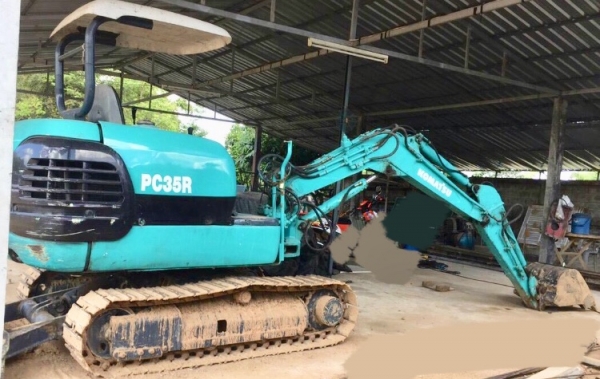KOMATSU PC 35R พร้อมใช้งานได้เลยครับ เครื่องเดิมๆปั๊มเดิมทำงานเร็วไม่มีโหลด คอนโทรลง่ายใช้งานง่าย ช่วงล่างแน่นครับ ราคาต่อรองได้ครับ