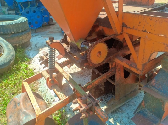 ขายเครื่องปลูกอ้อยรถไถฟอร์ด ครบชุดพร้อมใช้ ขายเครื่องปลูกอ้อยรถไถฟอร์ด ครบชุดพร้อมใช้