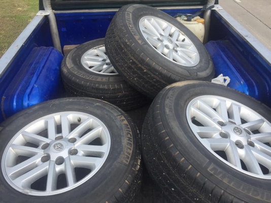 ล้อวีโก้17+ยาง265/65/17ปี13 ล้อดี ยางดอกตึบๆ ชุด5900บาท โทร.0879050181 จัดส่งได้ทั่วไทยคับ