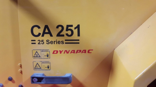 ขายรถบด DYNAPAC.CA251.10 ตันสั่นสะเทือนสองตุ่มมีเรียบกับหนามเล่มทะเบียนราคา 1,050,000