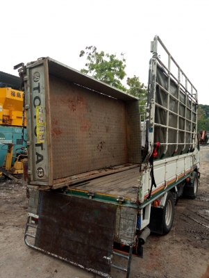 tractor-backhoe จัดส่ง กระบะ รถบรรทุกสี่ล้อกลาง ถึงมือลูกค้าชลบุรี เรียบร้อยแล้วครับ ขอบคุณมากครับ